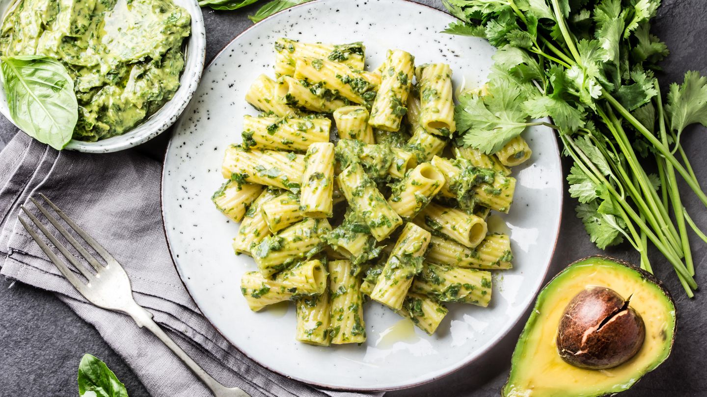 Rigatoni mit einem Blitzpesto aus Avocado Blitzpesto mit Avocado