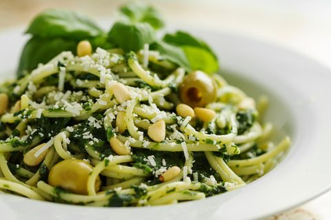 Spaghetti mit Spinat, Oliven und Pinienkernen