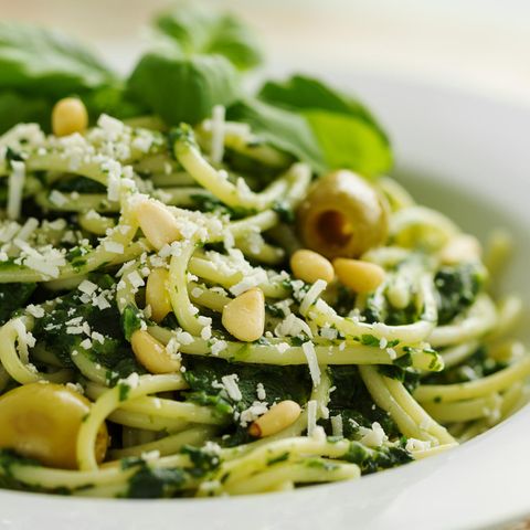 Spaghetti mit Spinat, Oliven und Pinienkernen