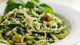 Spaghetti mit Spinat, Oliven und Pinienkernen