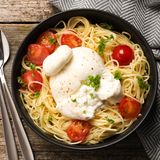 Schnelle Burrata-Pasta mit Tomaten und Basilikum
