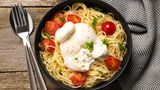 Schnelle Burrata-Pasta mit Tomaten und Basilikum