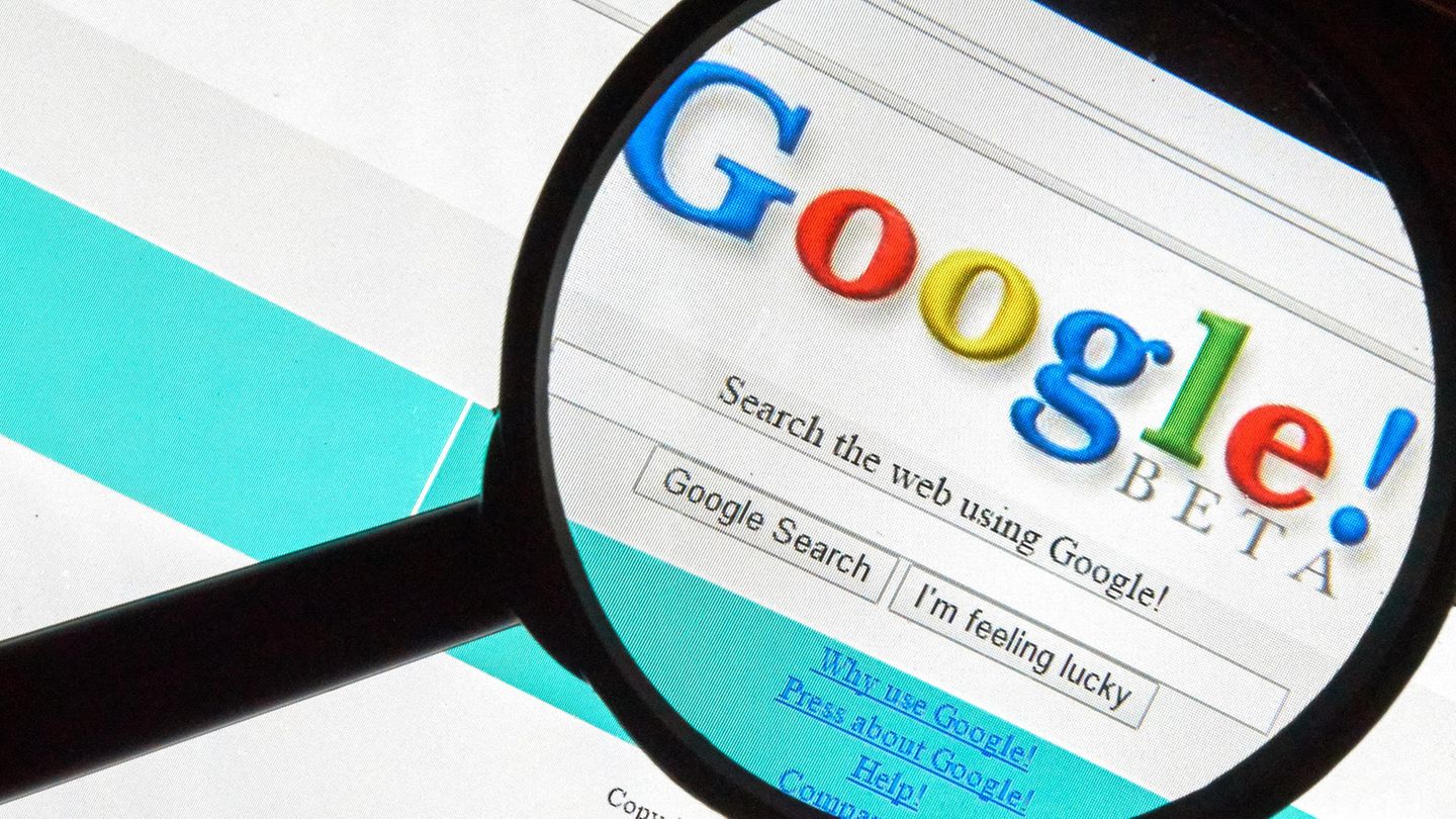 Google Auch wenn sich am Design von Google in den vergangenen 25 kaum etwas geändert hat: Die Unternehmen hat sich von einer Suchmaschine zu einem der größten Konzerne der Welt entwickelt.