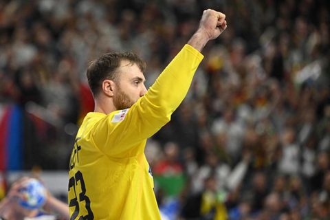 Handball-Torwart Andreas Wolff hebt jubelnd den rechten Arm