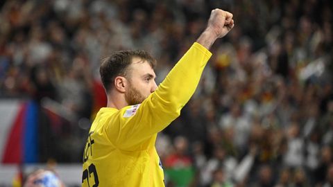 Handball-Torwart Andreas Wolff hebt jubelnd den rechten Arm