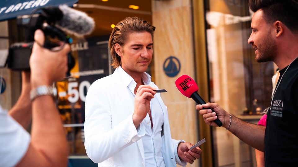 Jeremy Fragrance beim Interview mit einem Kamerateam