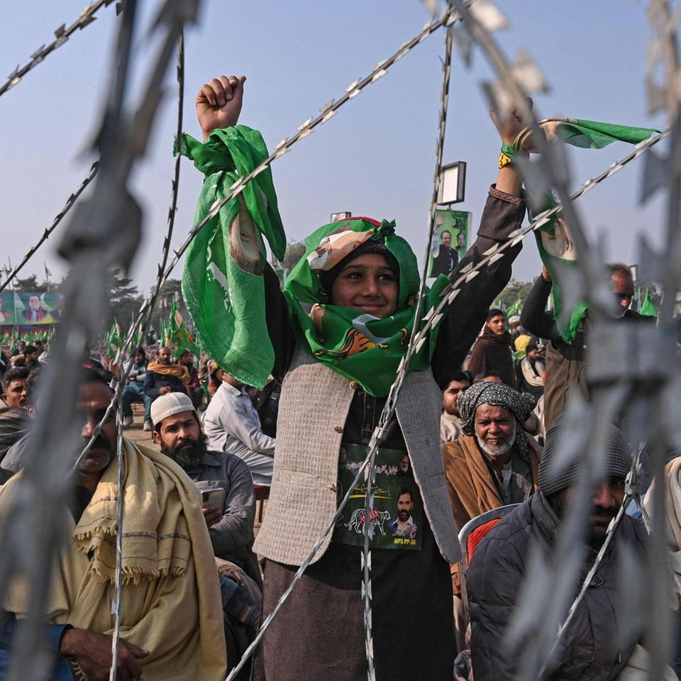 Ein junger Anhänger von Pakistans ehemaligen Premierminister jubelt bei einer Wahlkampfveranstaltung