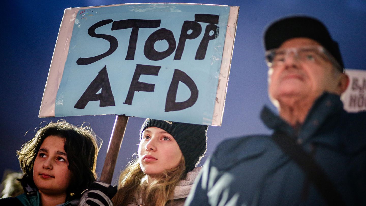 In Deutschland versammeln sich derzeit zehntausende Menschen, um gegen Rechtsextremismus und die AfD zu demonstrieren