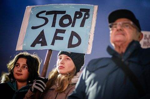 In Deutschland versammeln sich derzeit zehntausende Menschen, um gegen Rechtsextremismus und die AfD zu demonstrieren