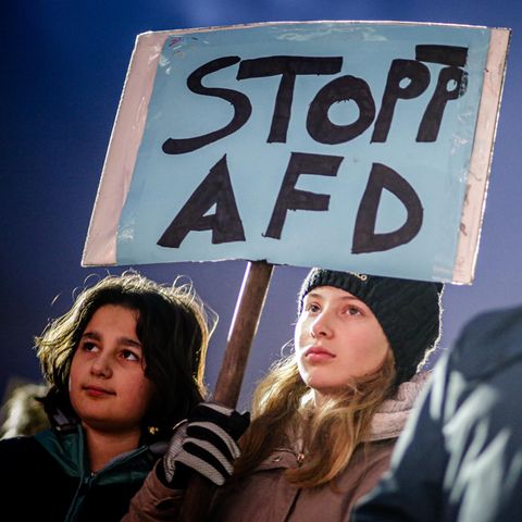 In Deutschland versammeln sich derzeit zehntausende Menschen, um gegen Rechtsextremismus und die AfD zu demonstrieren
