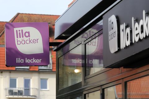 Lila Bäcker Bäckereikette Schild