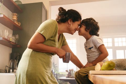 Mutter und Sohn näseln