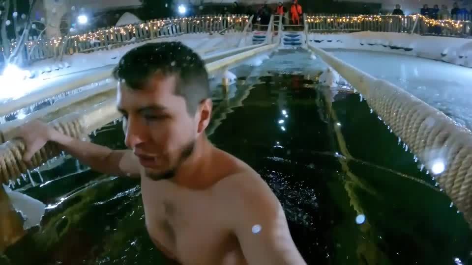 Video: Rituelles Anbaden bei -20°C Video: Rituelles Anbaden bei -20°C