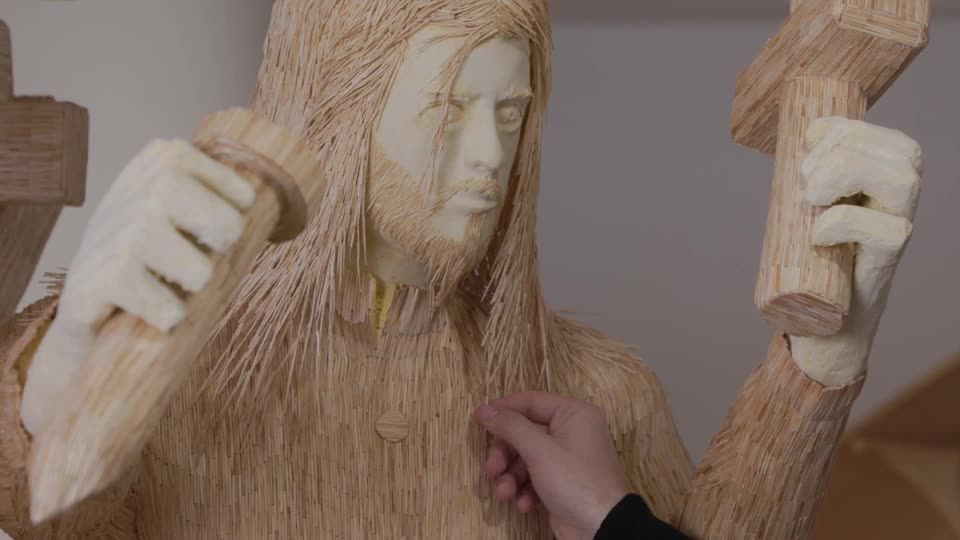 Video: Skulpturen aus Hunderttausenden Zündhölzern Video: Skulpturen aus Hunderttausenden Zündhölzern