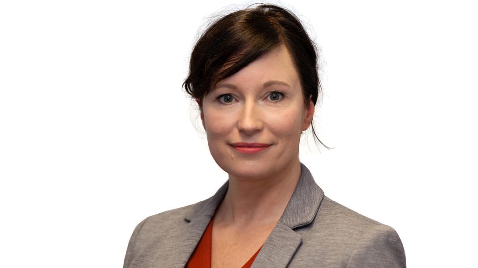 Psychologie: Dr. Andrea Hartmann-Piraudeau arbeitet als Mediatorin zu gesellschaftlichen und politischen Konflikten, die ins persönliche Leben dringen. Als Gründerin und Geschäftsführerin von Consensus, einem Unternehmen für Konfliktklärung, hilft sie Menschen beim Lösen solcher Streitfragen. Dr. Andrea Hartmann-Piraudeau ist Expertin für Konfliktvermittlung bei gesellschaftlichen und politischen Fragen