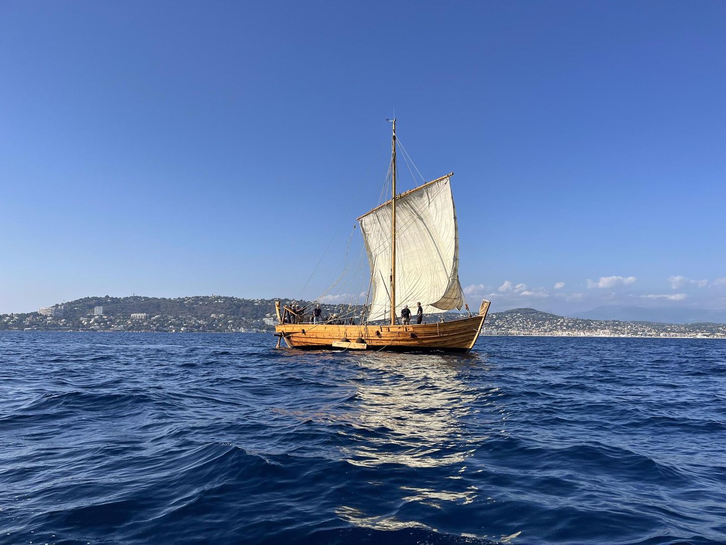 Holzschiff vor MIttelmeerküste Holzschiff vor MIttelmeerküste