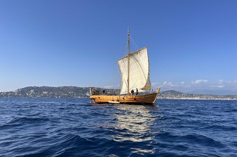 Holzschiff vor MIttelmeerküste