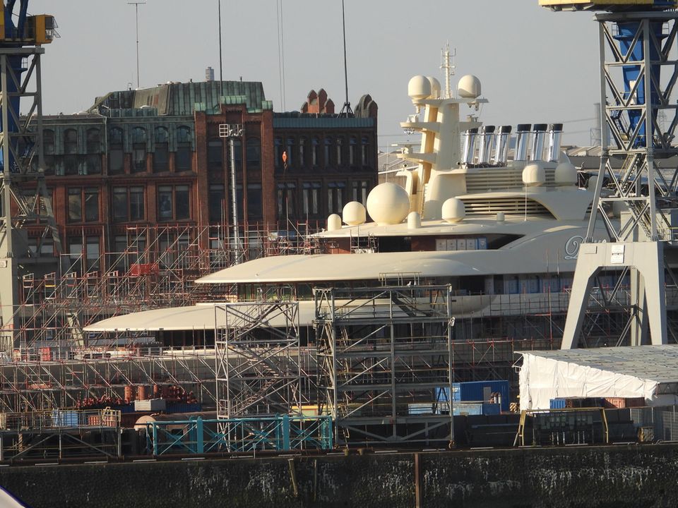 Konfisziertes Vermögen: Das Einziehen privater Vermögen wie Yachten russischer Oligarchen wird in Brüssel und Washington derzeit nicht debattiert. Hier die beschlagnahmte Luxusyacht Dilbar im Blohm+Voss Dock im Hafen Hamburg 2022 Das Einziehen privater Vermögen wie Yachten russischer Oligarchen wird in Brüssel und Washington derzeit nicht debattiert. Hier die beschlagnahmte Luxusyacht Dilbar im Blohm+Voss Dock im Hafen Hamburg 2022