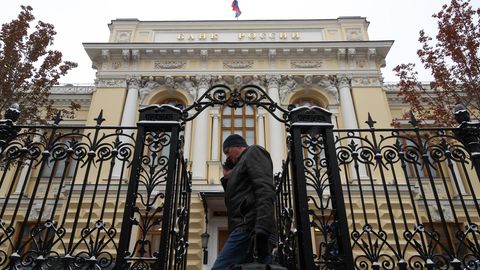 Die russische Zentralbank in Moskau. Ein Mann geht durch ein altes Tor