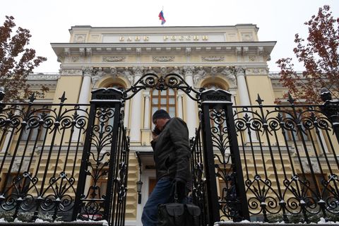 Die russische Zentralbank in Moskau. Ein Mann geht durch ein altes Tor