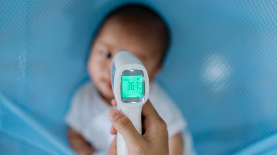 Deals des Tages: Eine Frau misst die Körpertemperatur ihres Babys