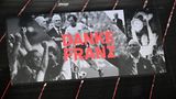 Als die Trauergäste in die Allianz Arena kommen, sehen sie eine Anzeigetafel, auf der Fotos des Verstorbenen und der Schriftzug "Danke Franz" zu sehen sind.