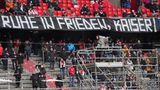 Die Fans in der Allianz Arena haben ein eigenes Banner angebracht, so wie es Fußball-Anhänger machen: "Ruhe in Frieden, Kaiser!"   