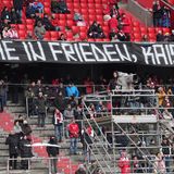 Die Fans in der Allianz Arena haben ein eigenes Banner angebracht, so wie es Fußball-Anhänger machen: "Ruhe in Frieden, Kaiser!"   