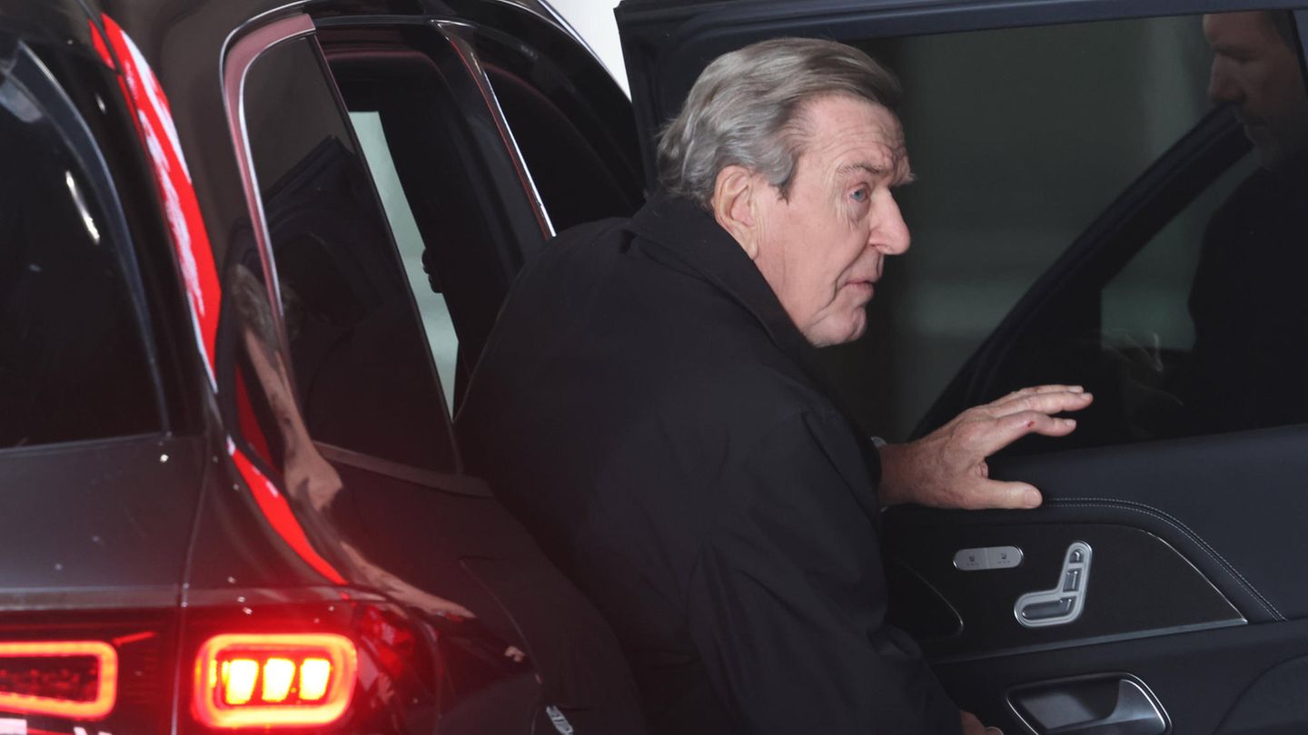 Gerhard Schröder findet sich auch ein, der Altbundeskanzler ist seit jeher ein großer Fußball-Fan.