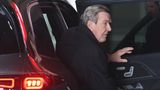 Gerhard Schröder findet sich auch ein, der Altbundeskanzler ist seit jeher ein großer Fußball-Fan.