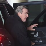 Gerhard Schröder findet sich auch ein, der Altbundeskanzler ist seit jeher ein großer Fußball-Fan.