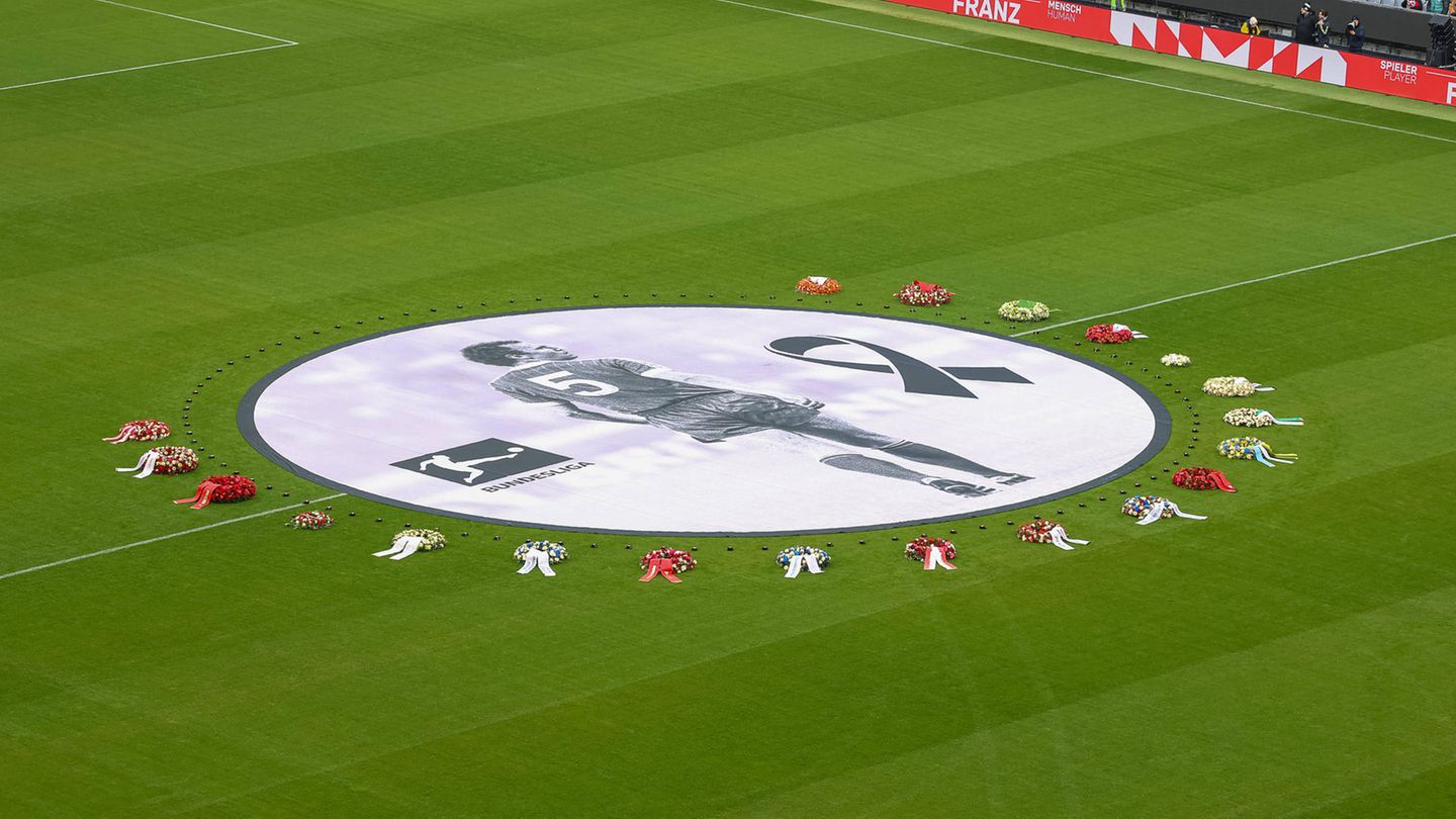 Im Mittelkreis liegt ein riesiges Bild von Franz Beckenbauer, umringt von Kränzen.