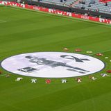 Im Mittelkreis liegt ein riesiges Bild von Franz Beckenbauer, umringt von Kränzen.