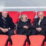 Uli Hoeneß, Ehrenpräsident des FC Bayern München mit Ehefrau Susanne, blickt mit ernster Miene zu Beginn der Feier, später wird er eine Rede halten.