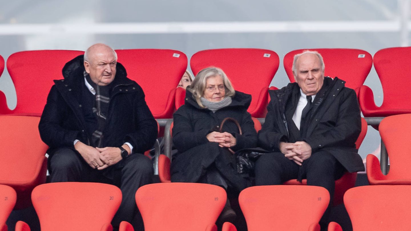 Uli Hoeneß, Ehrenpräsident des FC Bayern München mit Ehefrau Susanne, blickt mit ernster Miene zu Beginn der Feier, später wird er eine Rede halten.