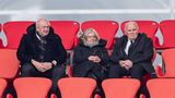 Uli Hoeneß, Ehrenpräsident des FC Bayern München mit Ehefrau Susanne, blickt mit ernster Miene zu Beginn der Feier, später wird er eine Rede halten.