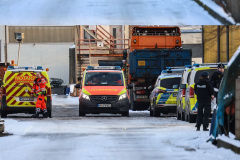 Polizei und Rettungskräfte auf einem Recclinghof in Hagen