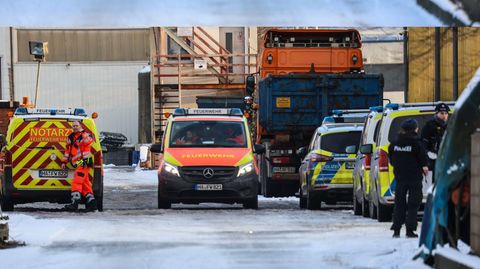 Polizei und Rettungskräfte auf einem Recclinghof in Hagen