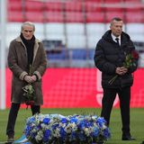 Karl-Heinz Rummenigge, Wolfgang Overath und Lothar Matthäus (v.l.n.r.) gehören zu den Wegbegleitern, die die Gedenkfeier mit dem Niederlegen der Rosen eröffnen.