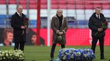 Karl-Heinz Rummenigge, Wolfgang Overath und Lothar Matthäus (v.l.n.r.) gehören zu den Wegbegleitern, die die Gedenkfeier mit dem Niederlegen der Rosen eröffnen.