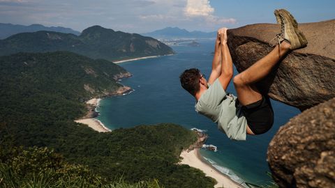 Ein Mann hängt an dem «Pedra do Telegrafo» mit dem Meer im Hintergrund. Touristen und Einheimische lassen sich hier an der Spitze des Felsens in scheinbar waghalsigen Posen ablichten.