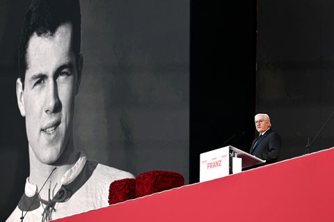 Bundespräsident Frank-Walter Steinmeier sagt: "Ich weiß nicht, ob die Engel im Himmel Sport treiben. Aber wenn, dann werden sie in den vergangenen Tagen schon sicher diese neue, etwas bayerisch klingende Stimme gehört haben: 'Geht‘s raus und spielt‘s Fußball!'. Eine Stimme, die wir alle kennen und die uns jetzt für immer fehlen wird. Die Stimme des Kaisers. Die Stimme Franz Beckenbauers."
