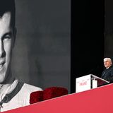 Bundespräsident Frank-Walter Steinmeier sagt: "Ich weiß nicht, ob die Engel im Himmel Sport treiben. Aber wenn, dann werden sie in den vergangenen Tagen schon sicher diese neue, etwas bayerisch klingende Stimme gehört haben: 'Geht‘s raus und spielt‘s Fußball!'. Eine Stimme, die wir alle kennen und die uns jetzt für immer fehlen wird. Die Stimme des Kaisers. Die Stimme Franz Beckenbauers."