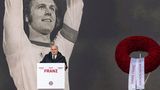 Unbestrittener Höhepunkt der Gedenkfeier ist die großartige Rede von Uli Hoeneß, der in zahlreichen Anekdoten an Beckenbauer erinnert und immer wieder lauten Applaus erhält. "Lieber Franz, jetzt bist Du zwölf Tage tot. Um ehrlich zu sein: Du fehlst mir sehr. Ruhe in Frieden. Einen Frieden, den du leider in den letzten Jahren nicht so genießen konntest, wie du es verdient hast", sagt Hoeneß zum Schluss. 
