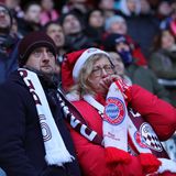 Den Anhängern stehen Tränen in den Augen