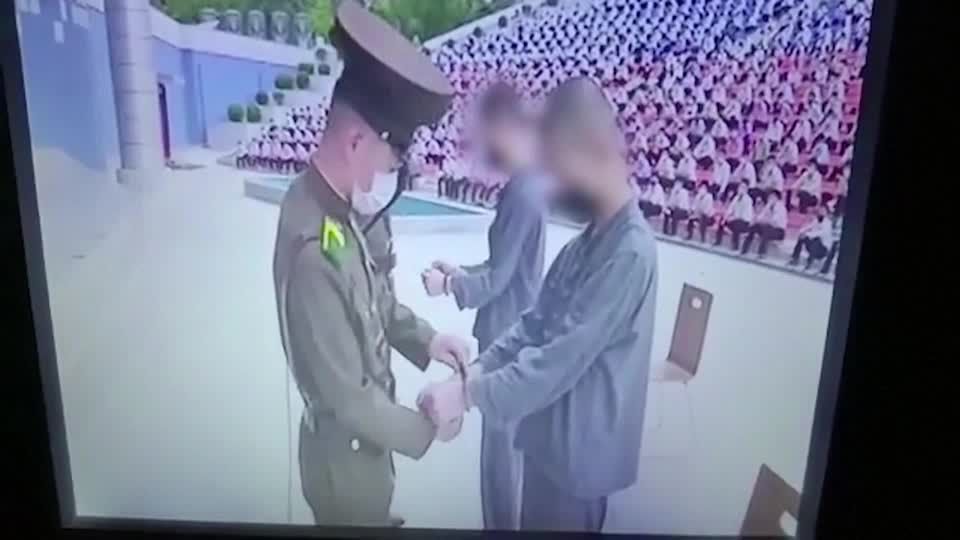Video: Nordkorea: Teenager zu 12 Jahren Zwangsarbeit verurteilt Video: Nordkorea: Teenager zu 12 Jahren Zwangsarbeit verurteilt