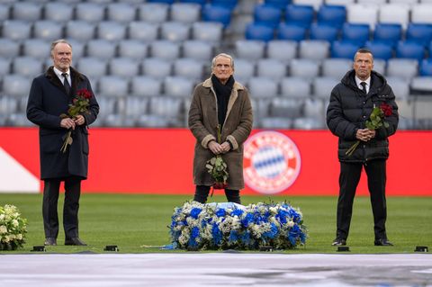Trauerfeier für Franz Beckenbauer: Schwerer Abschied: Karl-Heinz Rummenigge, Wolfgang Overath und Lothar Matthäus bei der Gedenkfeier von Franz Beckenbauer in der Allianz Arena Schwerer Abschied: Karl-Heinz Rummenigge, Wolfgang Overath und Lothar Matthäus bei der Gedenkfeier von Franz Beckenbauer in der Allianz Arena