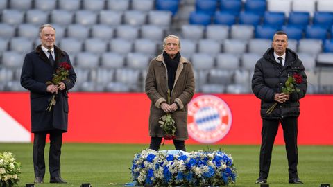 Schwerer Abschied: Karl-Heinz Rummenigge, Wolfgang Overath und Lothar Matthäus bei der Gedenkfeier von Franz Beckenbauer in der Allianz Arena
