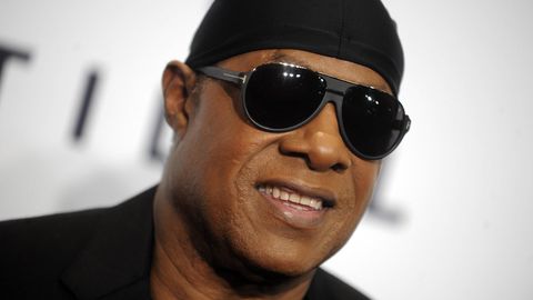 Stevie Wonder mit schwarzer Brille