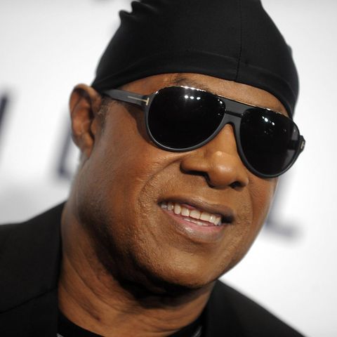 Stevie Wonder mit schwarzer Brille